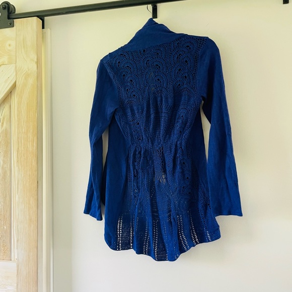 Unique Vary-Backing Sweater - Picture 3 of 4